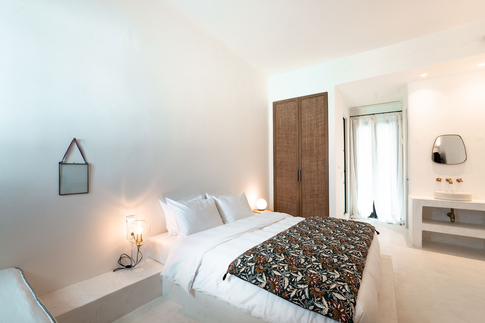 Koukoumi Vegan Hotel master suite double bed and interior