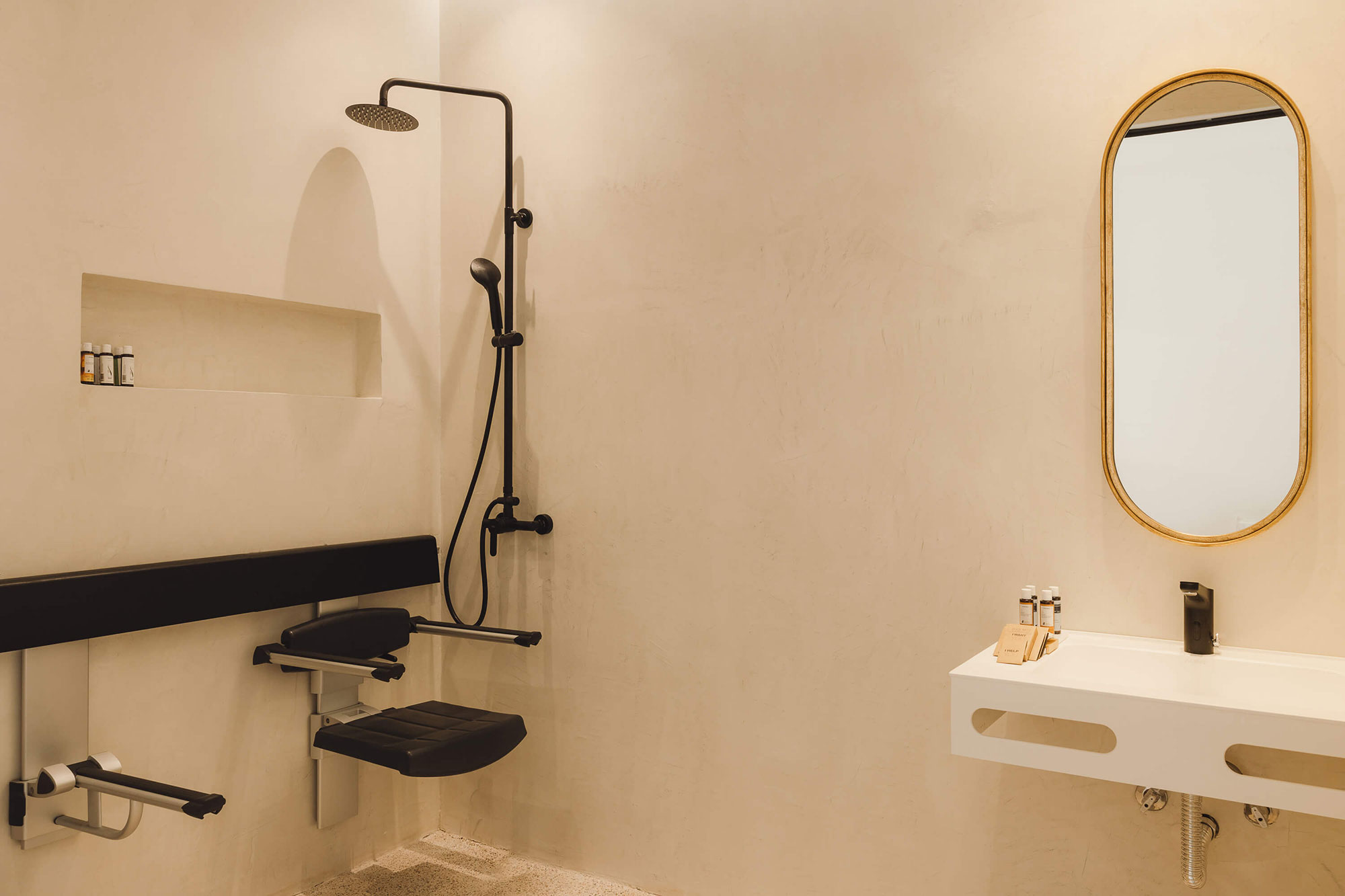 Koukoumi Vegan Hotel suite bathroom