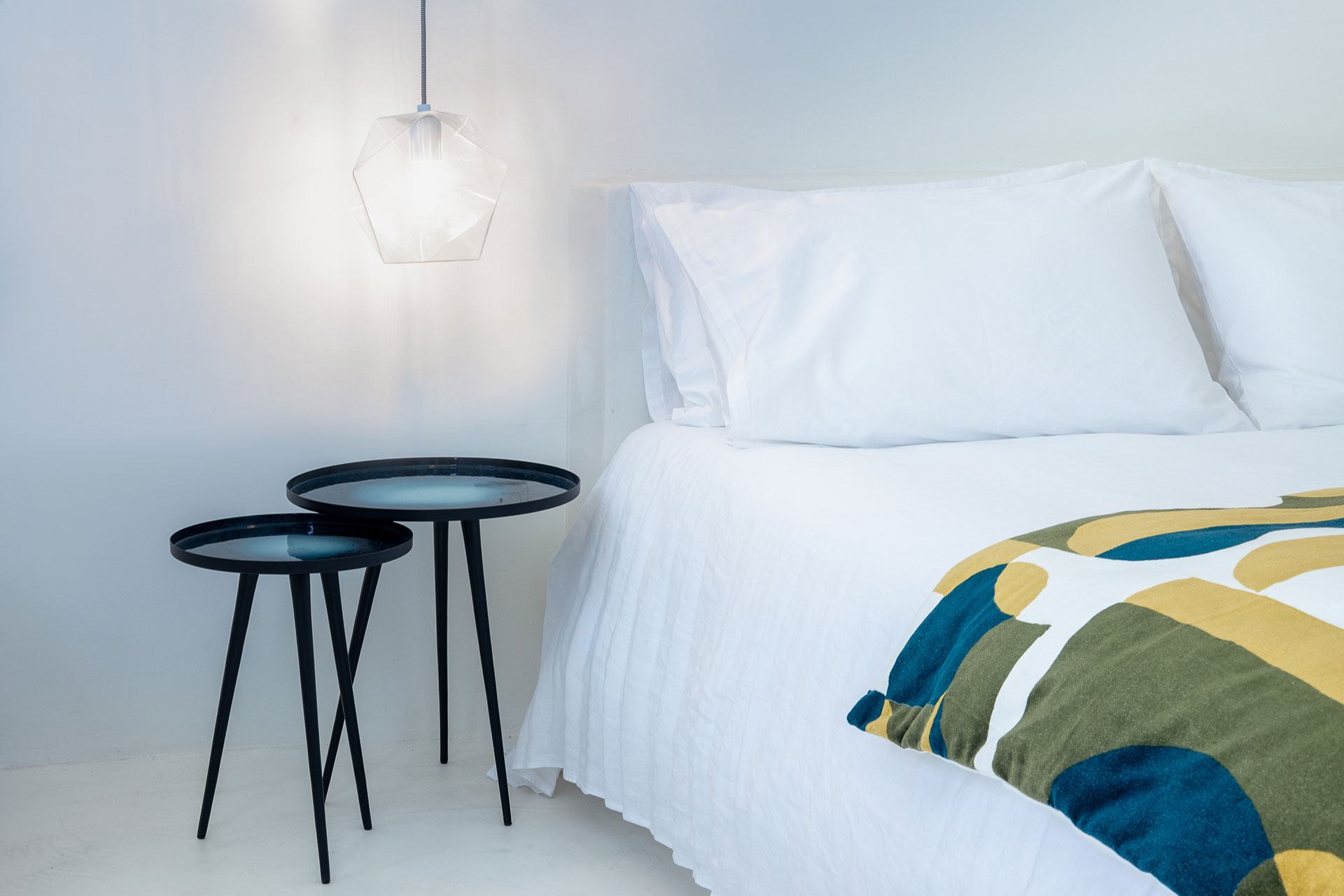 Koukoumi Vegan Hotel executive suite bed and amenities