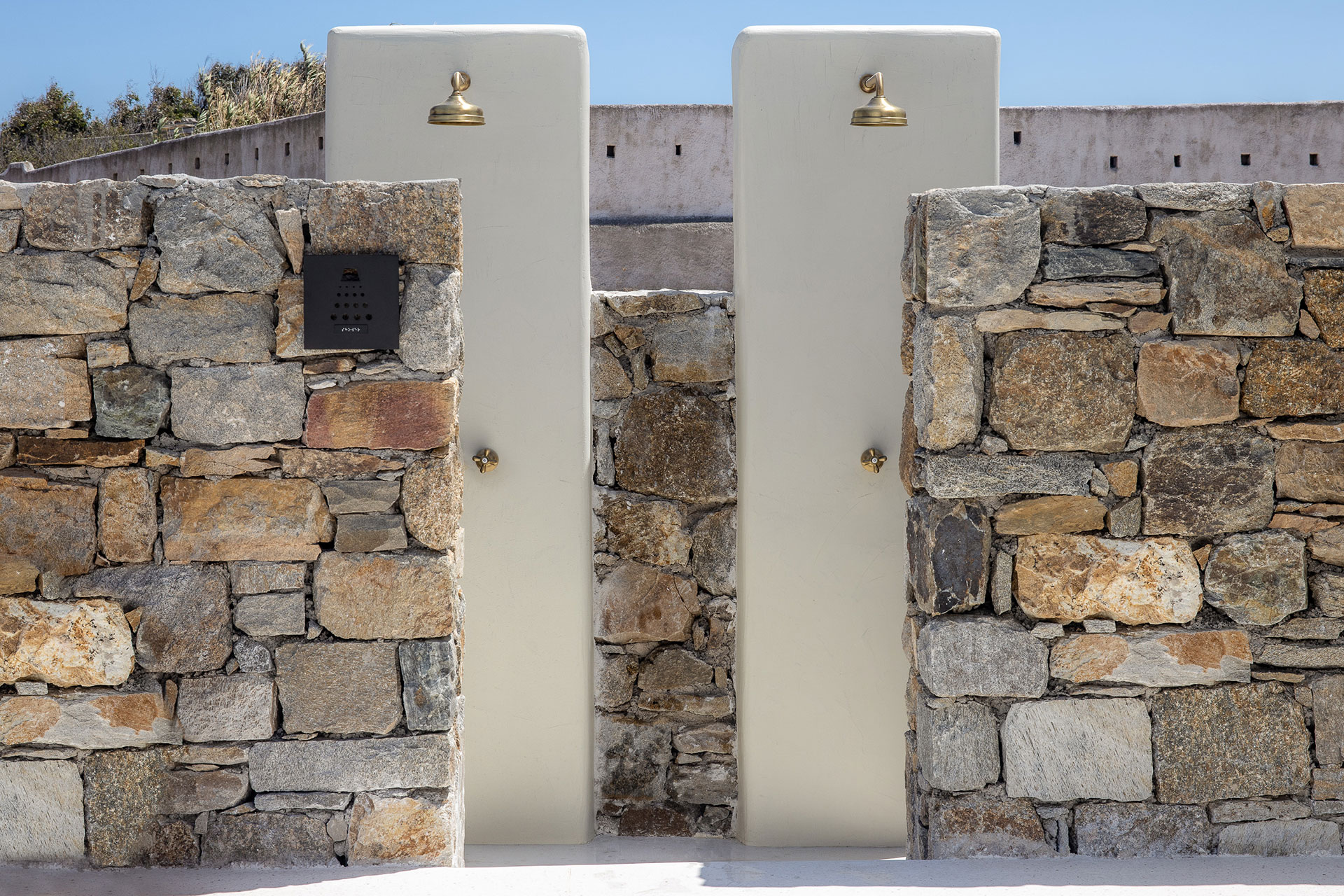 Koukoumi Vegan Hotel pool showers