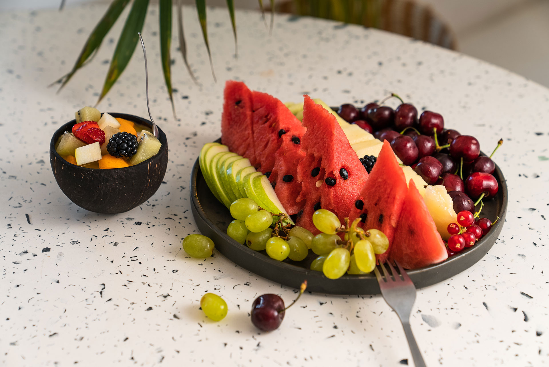 Koukoumi Vegan Hotel restaurant fruits