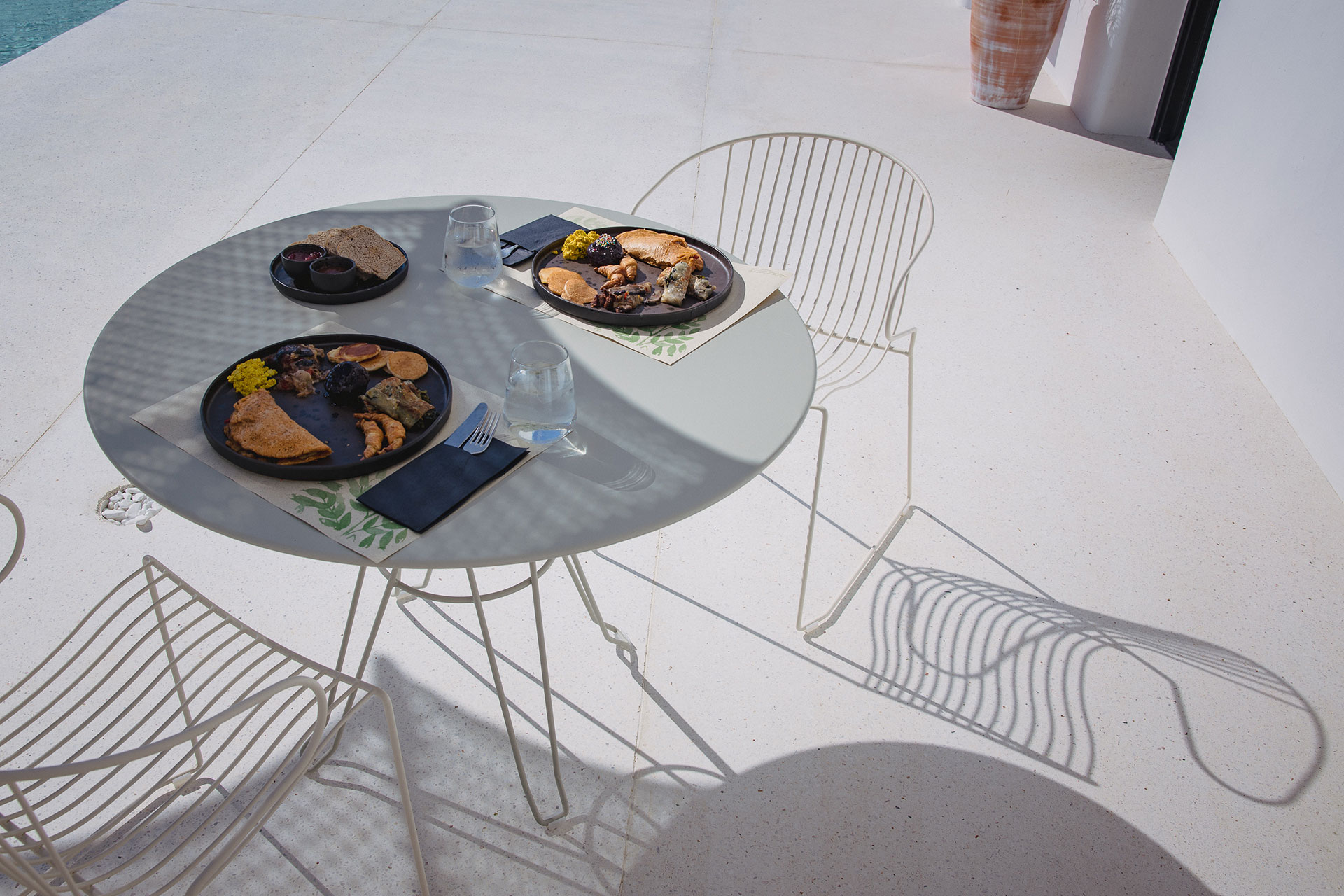 Koukoumi Vegan Hotel restaurant table for two with meals