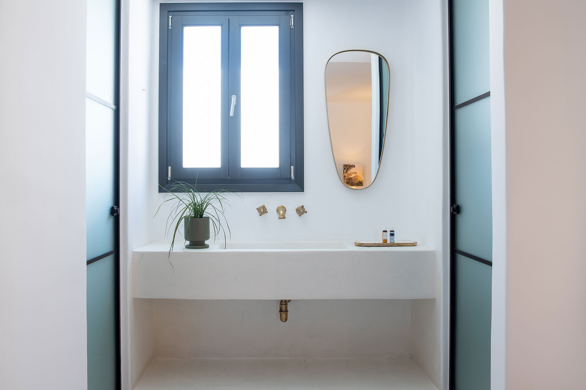 Koukoumi Vegan Hotel executive suite sink